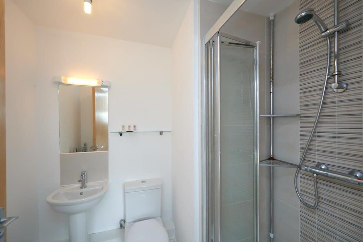 A Stylish Apartment With Parking In Preston 普雷斯顿 外观 照片