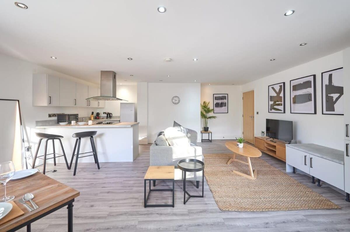 A Stylish Apartment With Parking In Preston 普雷斯顿 外观 照片